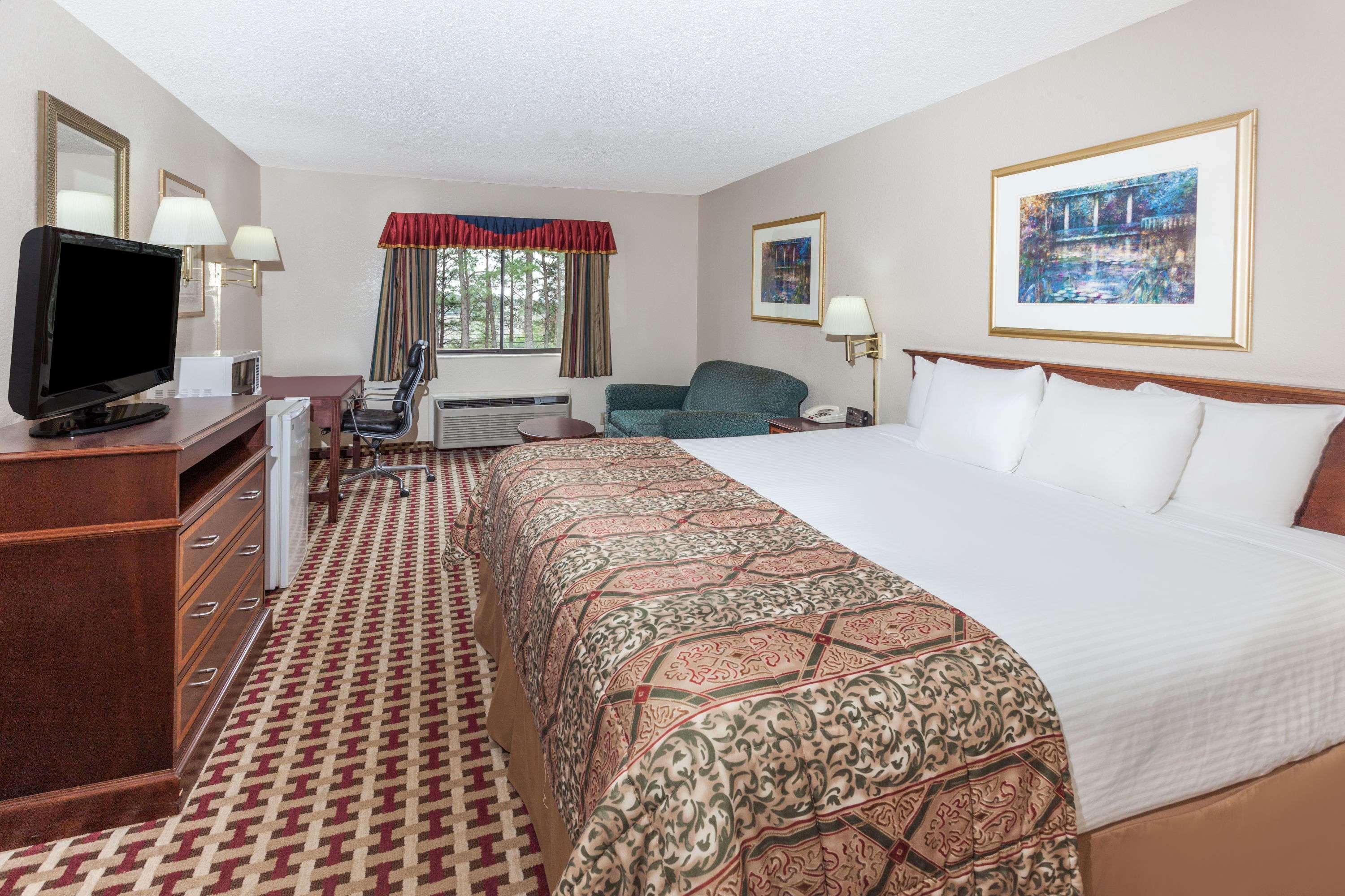 Baymont By Wyndham Smyrna Hotel Екстериор снимка