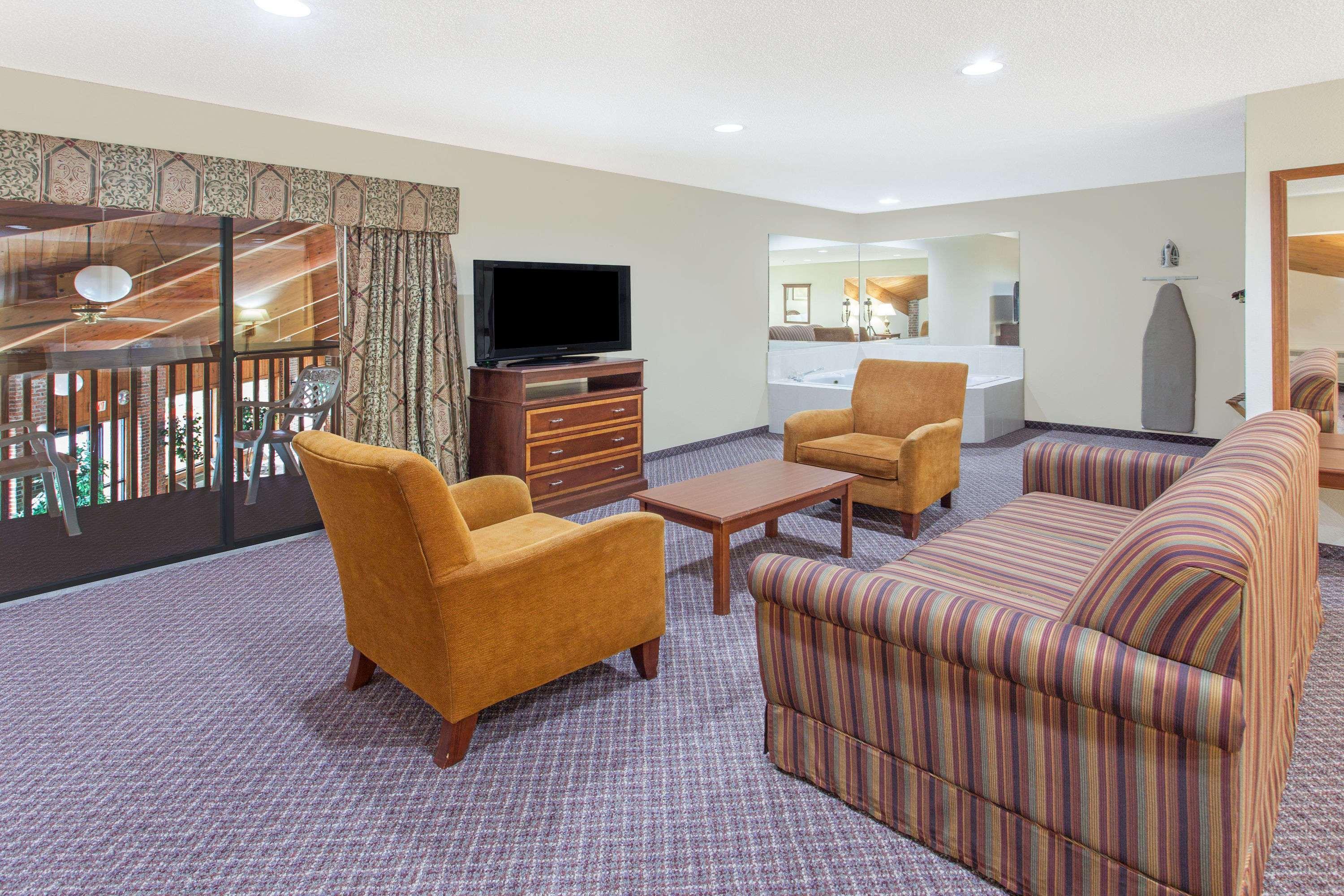 Baymont By Wyndham Smyrna Hotel Екстериор снимка